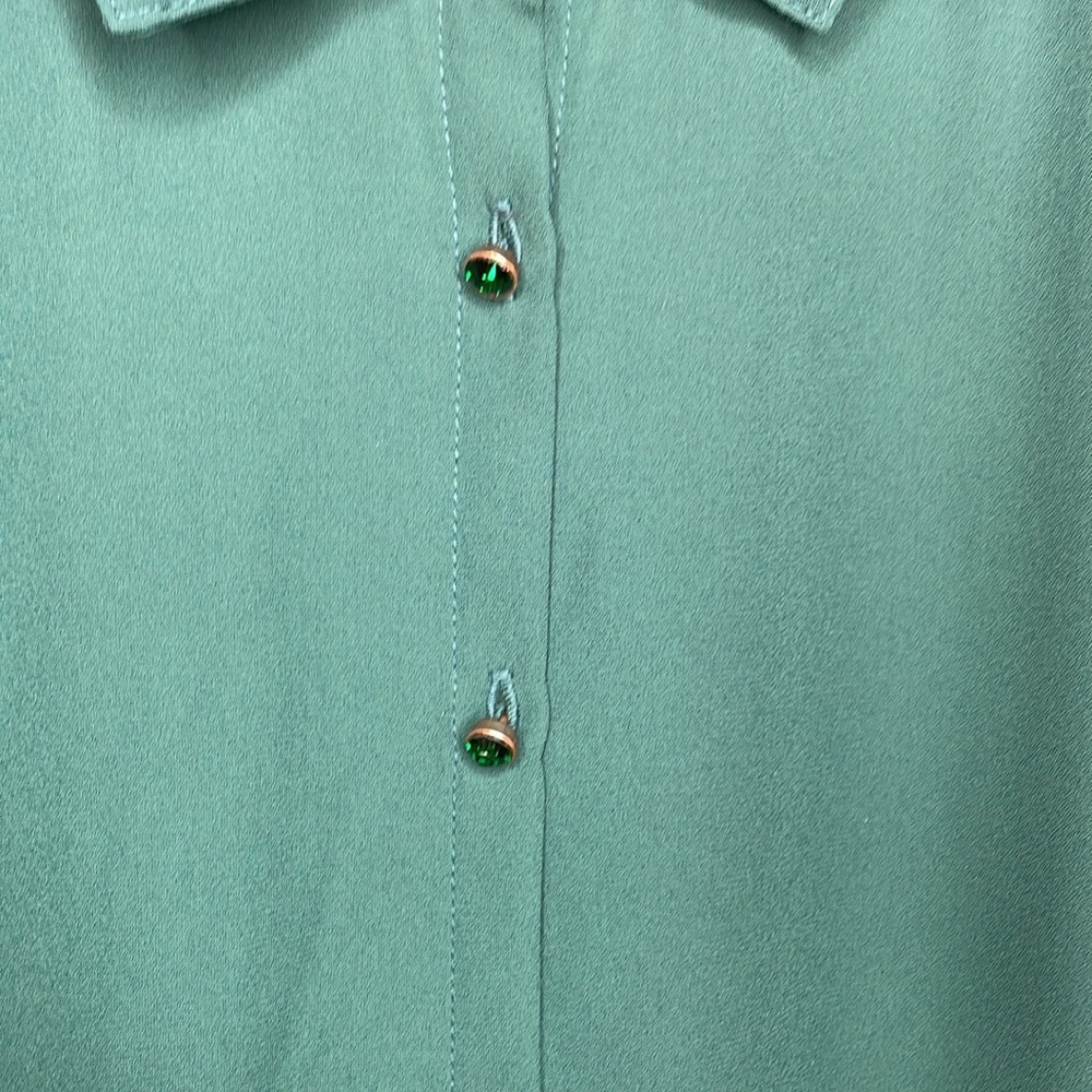 TORRID Button Front Blouse Green MADISON Rhinestone Buttons Long Sleeve NWT 5X - Picture 4 of 15